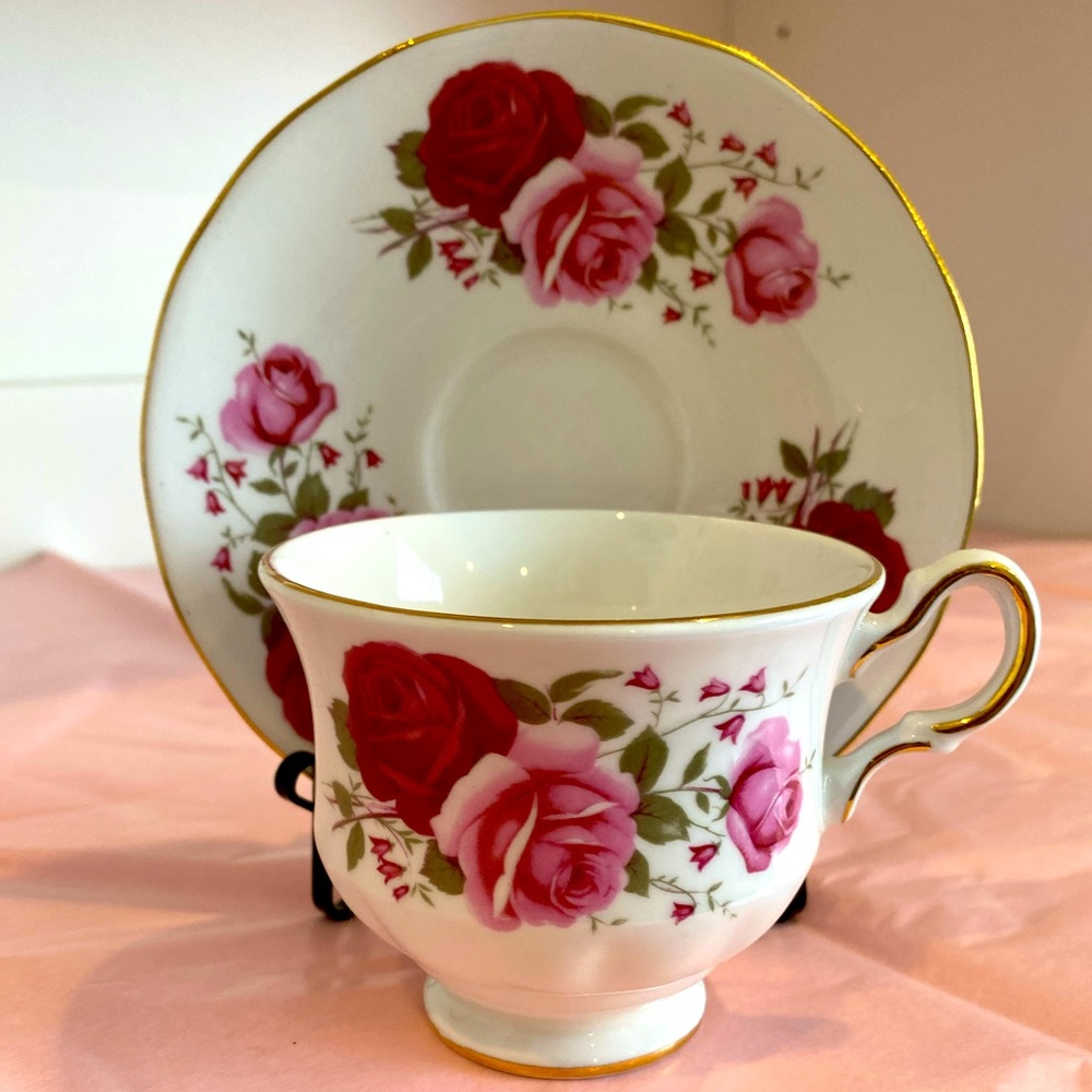 EUC Vtg Queen Anne Bone China Teacup and Saucer with Red and Pink Cabbage Roses